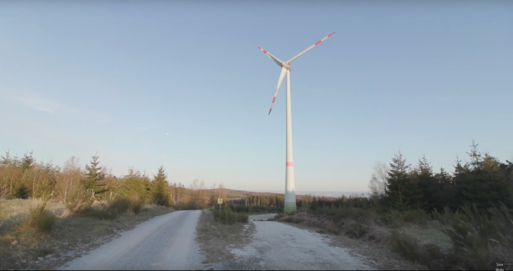 autobahnbreite Zufahrtsstrasse